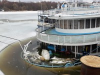В реке Волга в Тверской области частично затонул теплоход - Новости ТИА