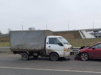 На эстакаде под Тверью лоб в лоб столкнулись легковушка и грузовик - Новости ТИА