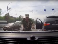 Разборки между водителями на проспекте Калинина: по бамперу ногами и таран - Новости ТИА