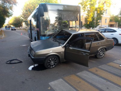В Твери "ВАЗ" столкнулся с синим автобусом, пострадала пассажирка - новости ТИА