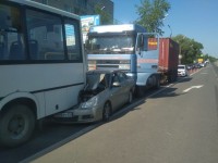 На М-10 фура "вдавила" легковушку в пассажирский автобус  - Новости ТИА