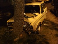 Во Ржеве пьяный 70-летний водитель на ВАЗе врезался в дерево - Новости ТИА