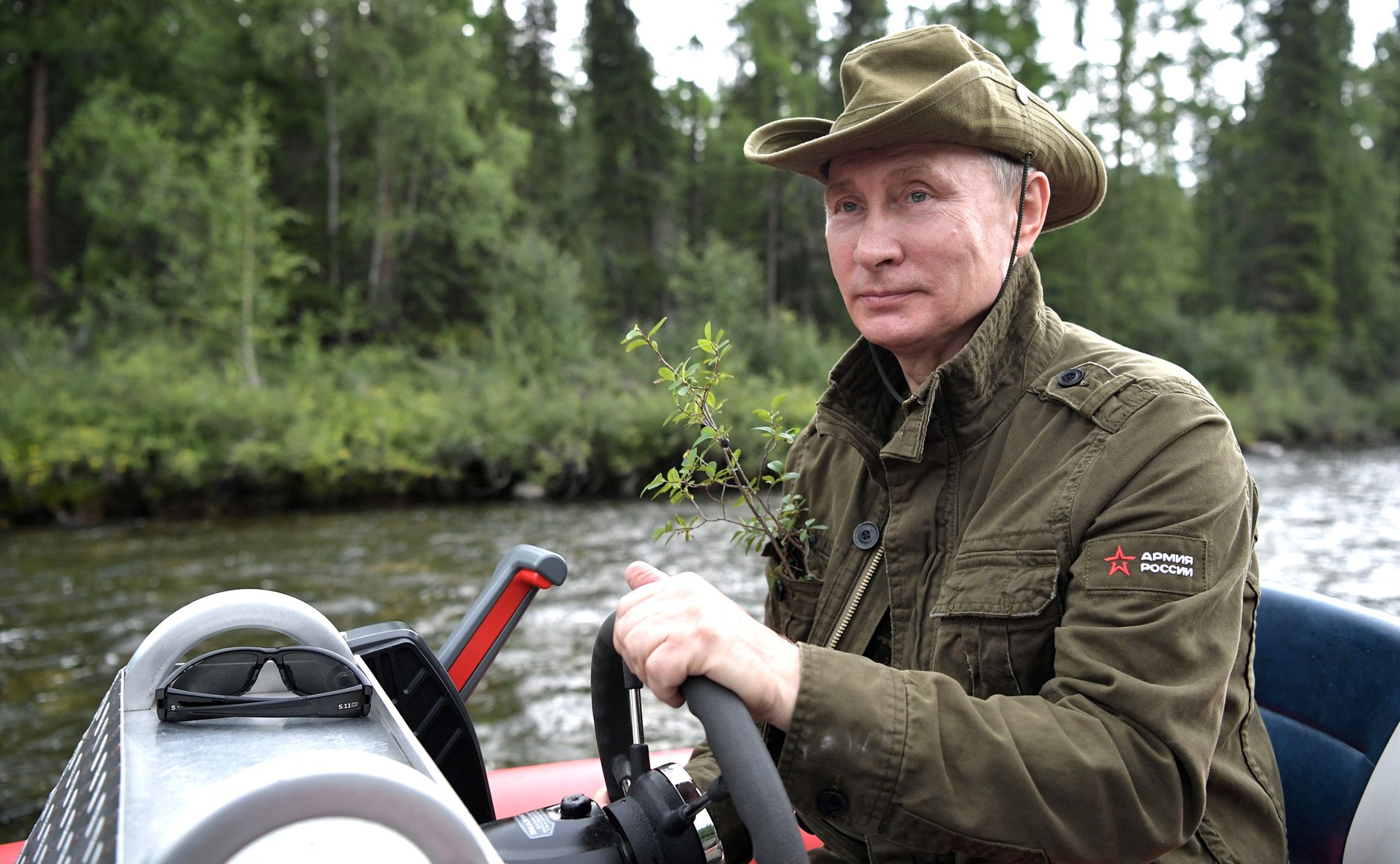 Путин в реке