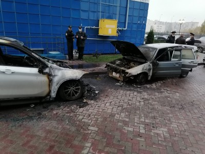 В Твери сгорели два автомобиля в спальном микрорайоне - новости ТИА