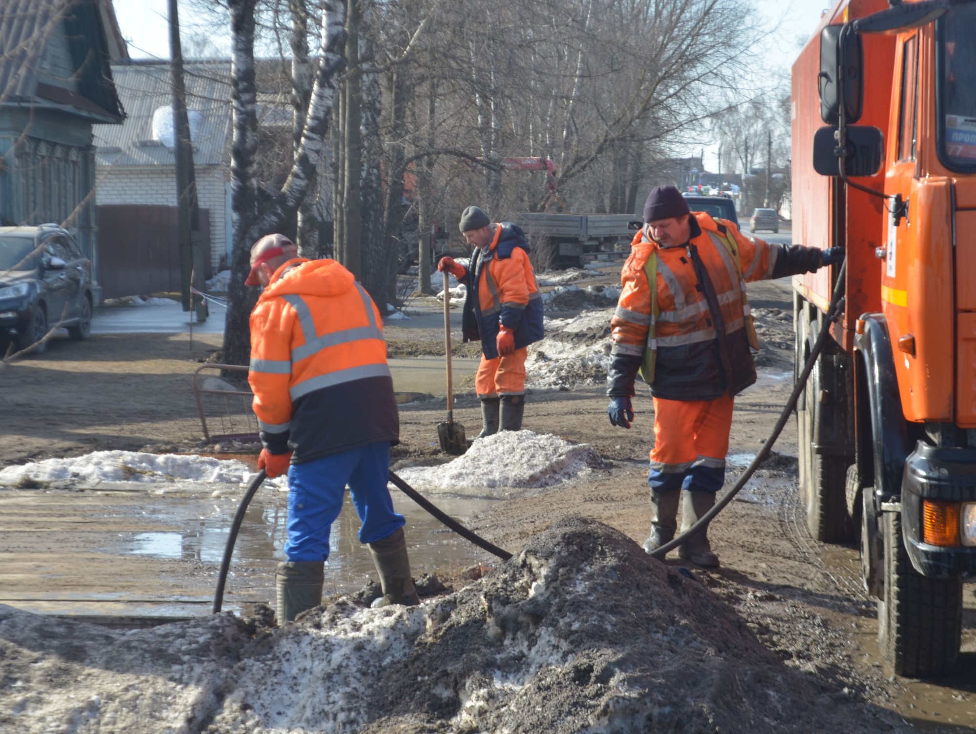 В Твери прочищают водоотводные канавы | 25.03.2022 | Тверь - БезФормата