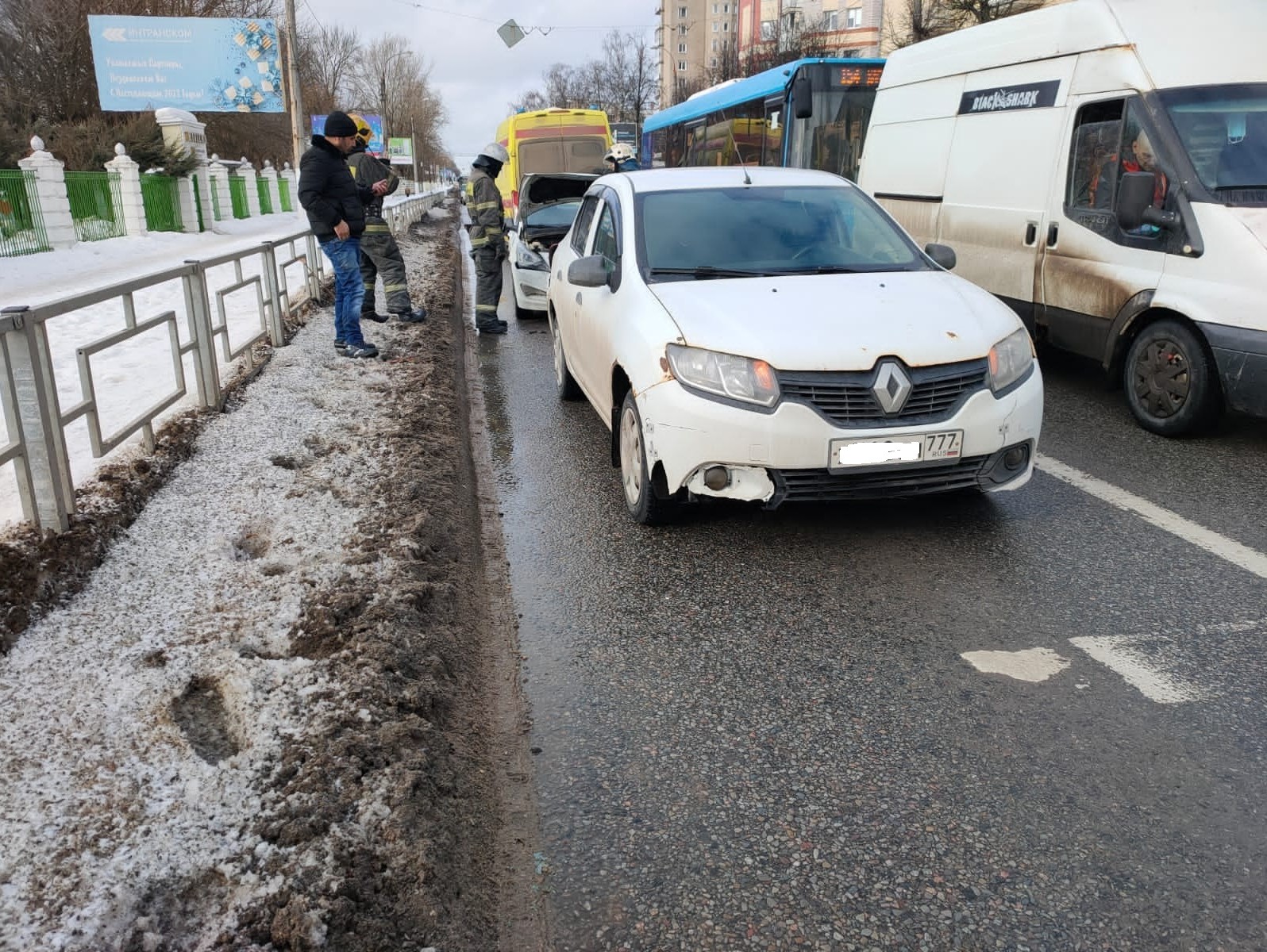 В Твери столкнулись две машины, водитель одной убежал с места ДТП |  21.02.2022 | Тверь - БезФормата