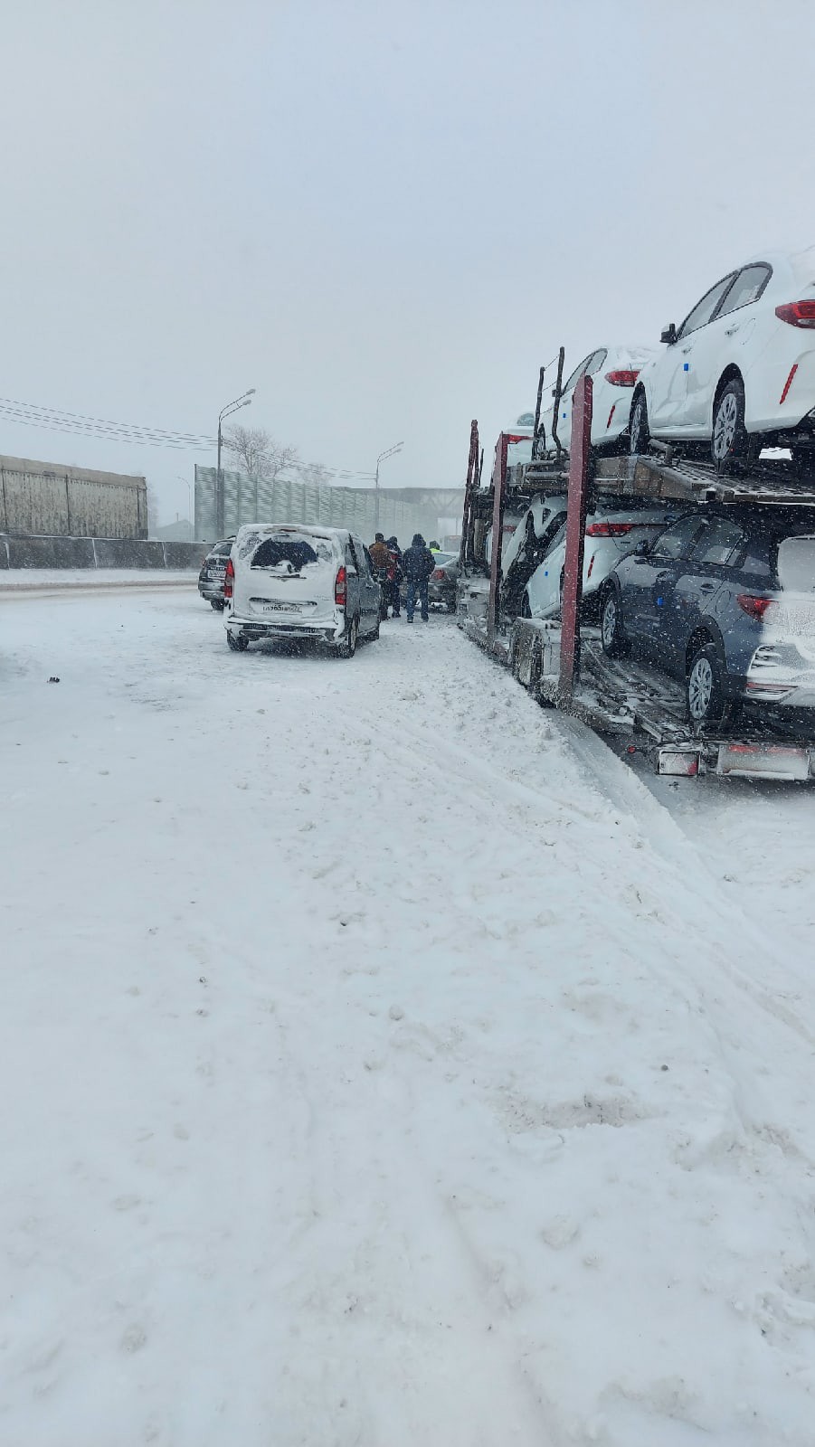 На трассе под Тверью столкнулись автовоз и легковушка | 13.02.2021 | Тверь  - БезФормата