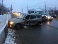 В Твери на съезде с Нового моста столкнулись «Лада» и «Лэнд Крузер» - Новости ТИА