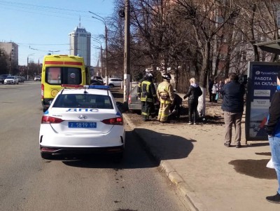 В Твери автомобилист сбил пешехода на остановке общественного транспорта - Новости ТИА