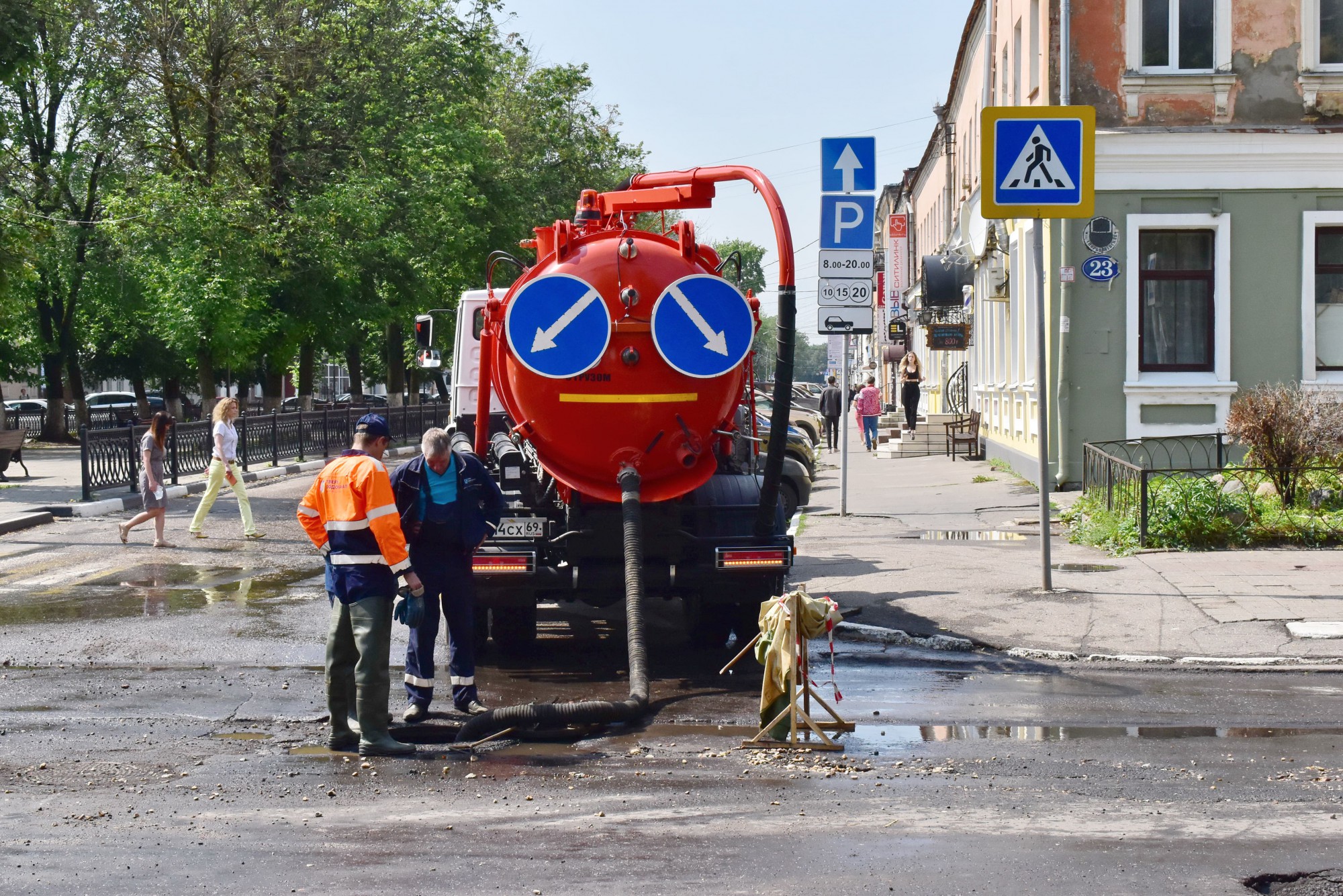 На улицах Твери работает илососная техника | 28.06.2021 | Тверь - БезФормата