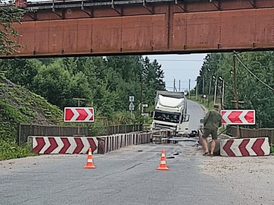 Во Ржеве на мосту фура попала в ДТП и осталась без колёс - новости ТИА
