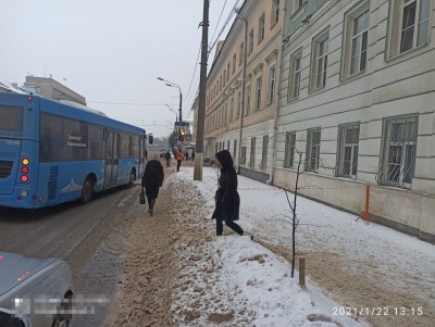 ГИБДД предупреждает об ответственности за выбрасывание снега на тротуары - Новости ТИА
