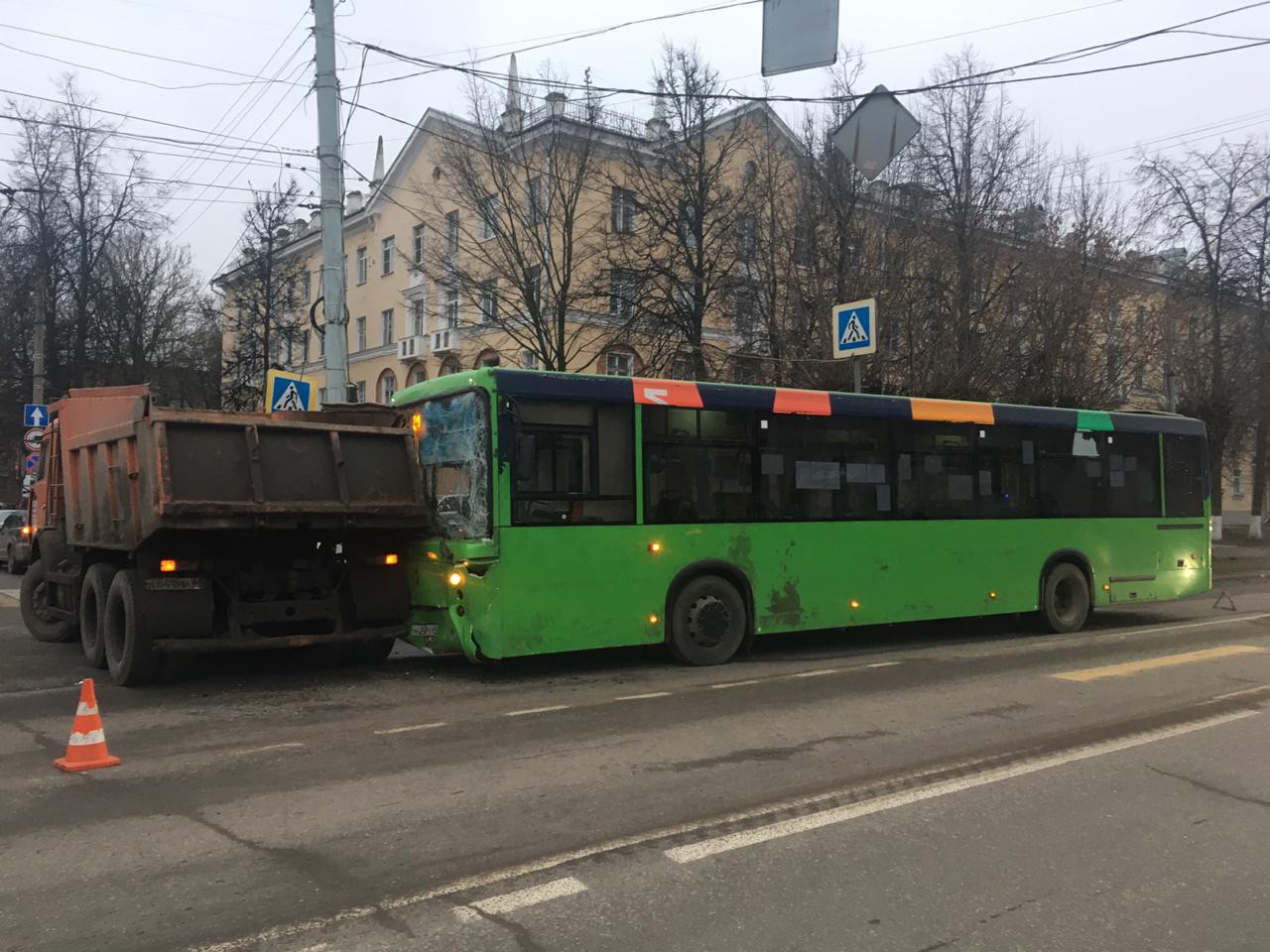 В Твери столкнулись пассажирский автобус и Камаз | 25.12.2019 | Тверь -  БезФормата