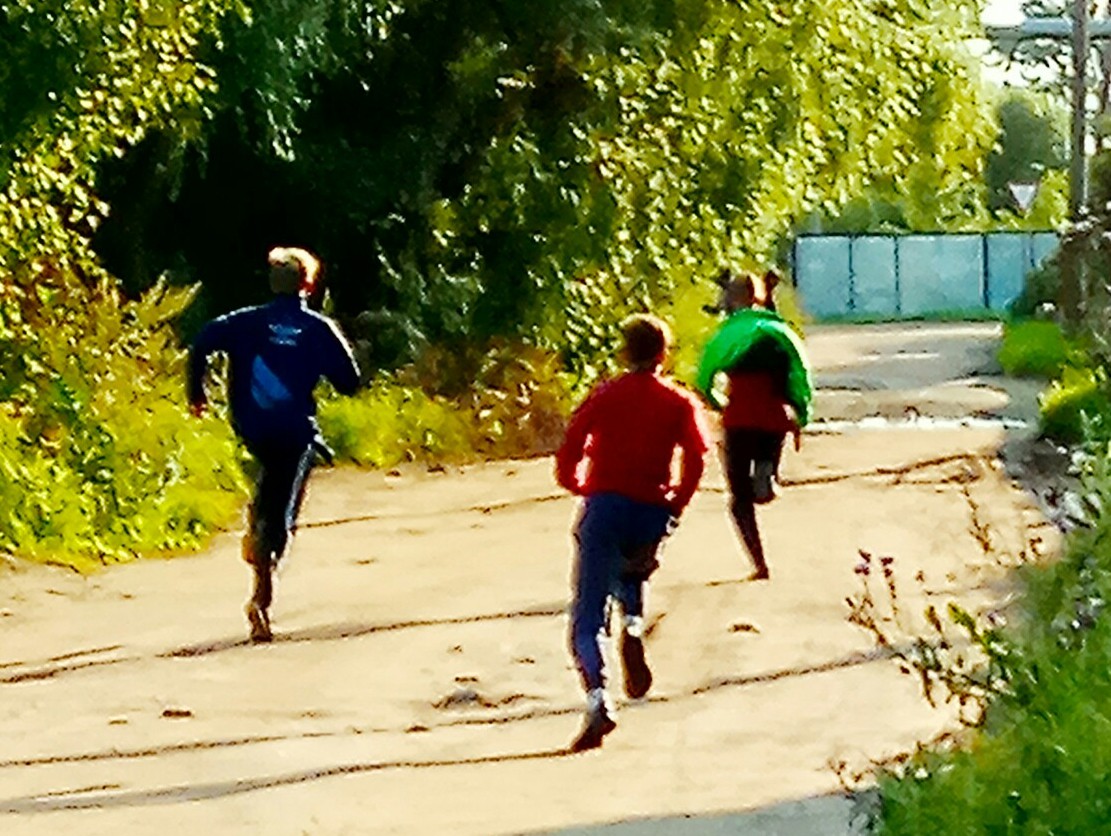 Компания подростков убегает из заброшенного дома в Осташкове 