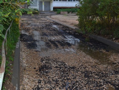 В деревне под Тверью из-за канализации невозможно отремонтировать дорогу  - новости ТИА