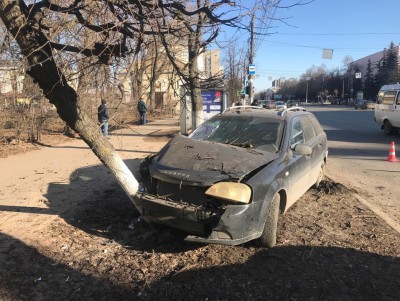 В Твери иномарка вылетела на тротуар и сбила человека - Новости ТИА