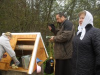 В Бежецком районе благоустроили и освятили родник в селе Хозницы - Новости ТИА