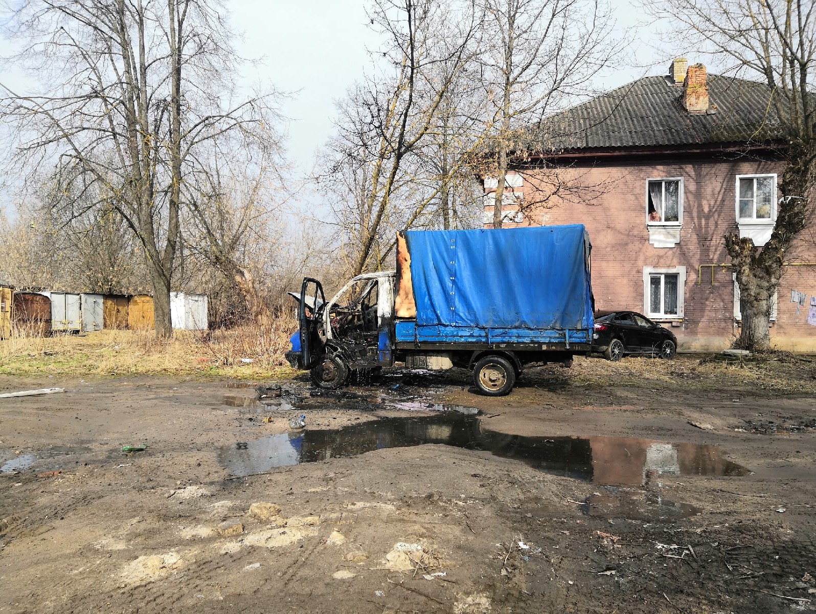 В Твери во дворе сгорел автомобиль | 07.04.2021 | Тверь - БезФормата