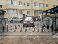 В Твери наказали водителя, перекрывшего проезд к мусорным бакам, и завалили машину мусором - Новости ТИА