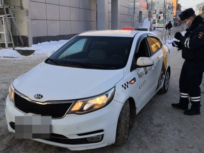 В Твери во время рейда изымали автомобили у таксистов-нелегалов - Новости ТИА