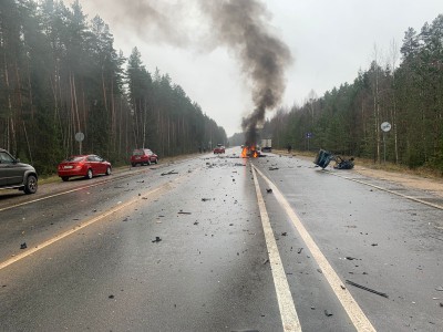 Появились фото с места аварии, где в машине сгорел человек - Новости ТИА