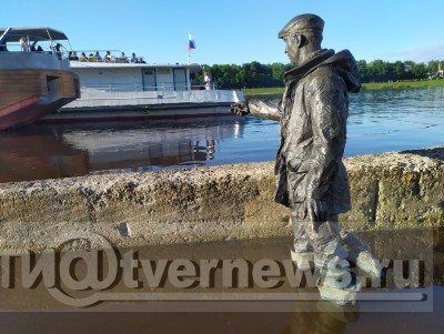 В Твери памятник рыбаку по колено утонул в Волге - новости ТИА