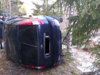 В Тверской области автомобиль опрокинулся на бок в кювет - новости ТИА