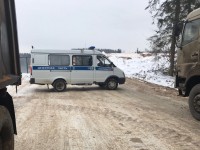 Суд приостановил разработку песчаного карьера под Тверью, но грузовики смог остановить только полицейский автомобиль - Новости ТИА