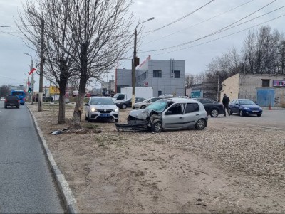 В Твери водитель отвлёкся на ошибку и врезался на иномарке в дерево  - Новости ТИА