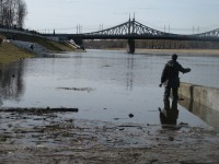 Памятник рыбаку в Твери намочил ноги - Новости ТИА