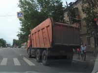 По Твери разъезжает КАМАЗ без тормозов - Новости ТИА