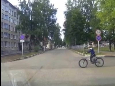 В Тверской области водитель еле избежала столкновения с юным велосипедистом - новости ТИА
