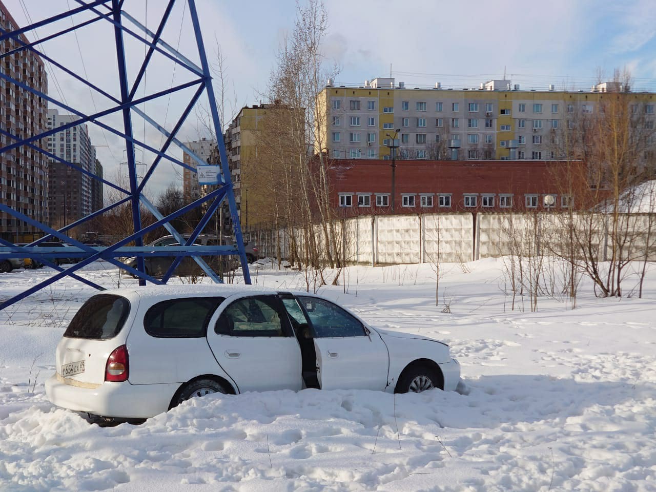 В Балашихе бомжи и дети раздербанили брошенную машину с тверскими номерами  | 18.04.2022 | Тверь - БезФормата