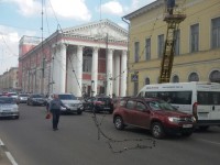 В Твери оборванные ветром гирлянды разбили лобовое стекло иномарке - Новости ТИА