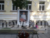 К Дому поэзии в Твери жители несут цветы в память об Андрее Дементьеве - Новости ТИА