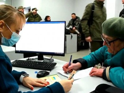 Россия выплачивает по 10 000 рублей украинским пенсионерам и бюджетникам - Новости ТИА