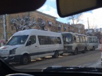 В центре Твери собрался "паровоз" из трёх маршруток - Новости ТИА