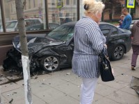В центре Твери легковушка врезалась в магазин - Новости ТИА