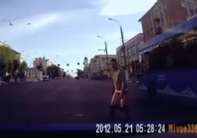 В Твери по дороге бегал неадекватный пешеход без штанов  - новости ТИА
