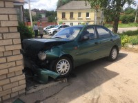 В Твери машина врезалась в дом - Новости ТИА