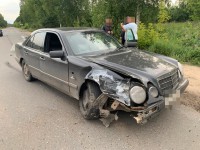 В Кимрах водитель "Нивы" сбежал после того, как устроил ДТП с Mercedes-Benz - Новости ТИА