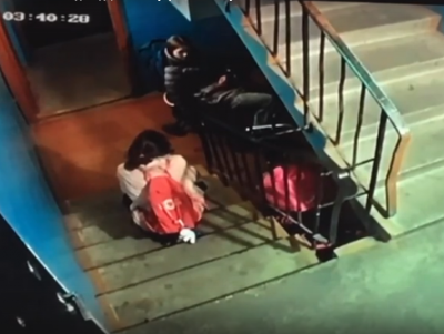 В Торжке две девочки курили в чужой коляске и сходили в туалет в подъезде - Новости ТИА