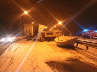В Тверской области на трассе М-10 фура сбила трех человек, ремонтирующих автомобиль. Все люди получили тяжелейшие травмы - Новости ТИА