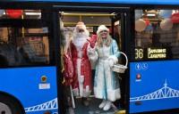 По Твери в праздничные дни будет курсировать новогодний бесплатный автобус с Дедом Морозом и Снегурочкой - Новости ТИА
