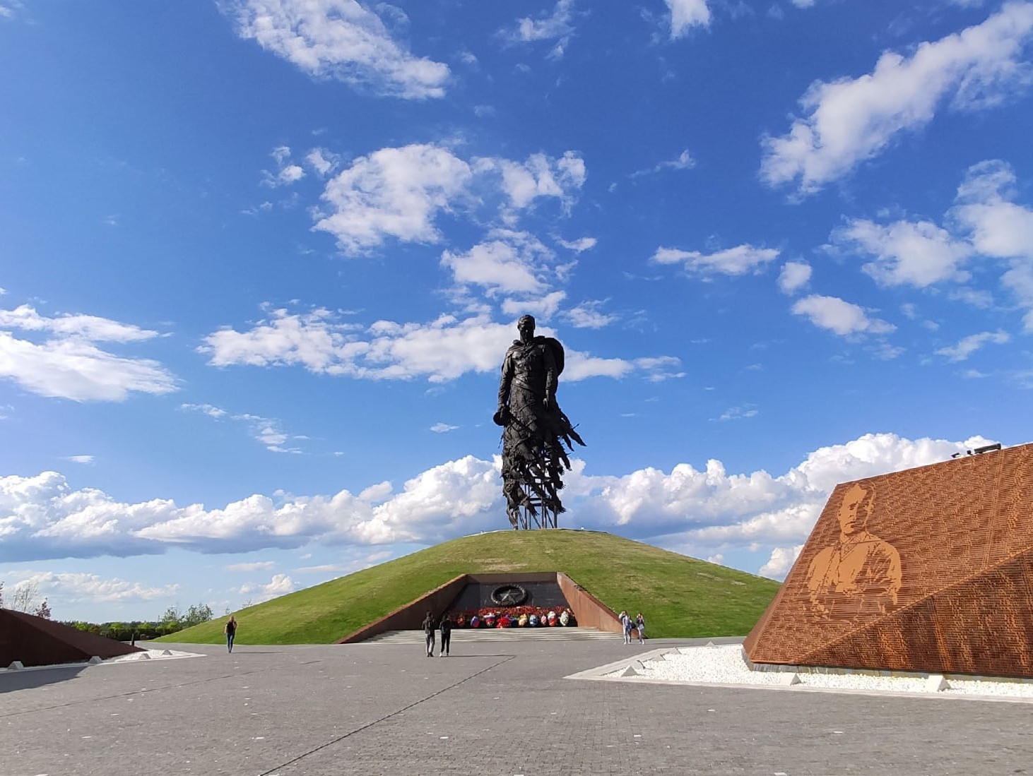 Ржевский мемориал. РЖЕВСКИЙ мемориальный комплекс. Мемориал советскому солдату. РЖЕВСКИЙ монумент советскому солдату. Памятник Ржевскому солдату.