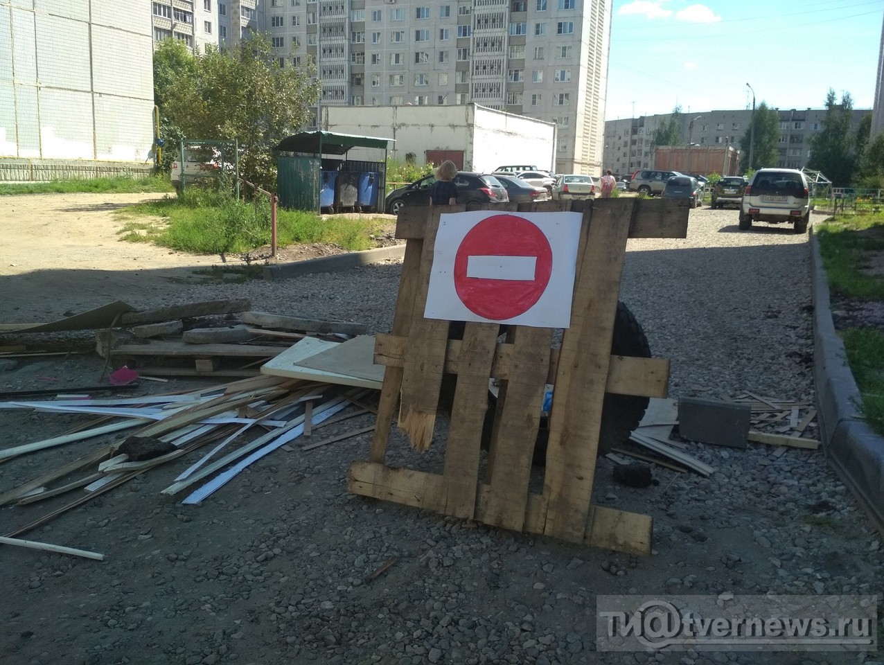 В Твери жители многоэтажки перекрыли въезд во двор из-за потока машин с ул.  Суворова - ТИА