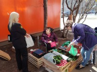 В Твери на улицах женщины незаконно торговали очками и продуктами - Новости ТИА