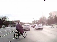 Юные и отважные. Велосипедист-подросток с маленьким ребёнком на раме пересекают оживлённый проспект Калинина в Твери - Новости ТИА