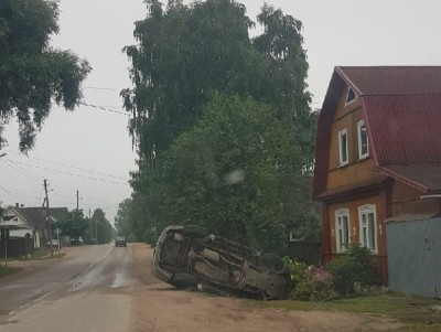 Машина опрокинулась на бок у окон частного дома в Торопце - новости ТИА