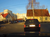 В Твери водитель не вписался в поворот и врезался в стоящую иномарку - Новости ТИА